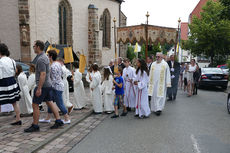 Fronleichnamsprozession durch die Straßen von Naumburg (Foto: Karl-Franz Thiede)